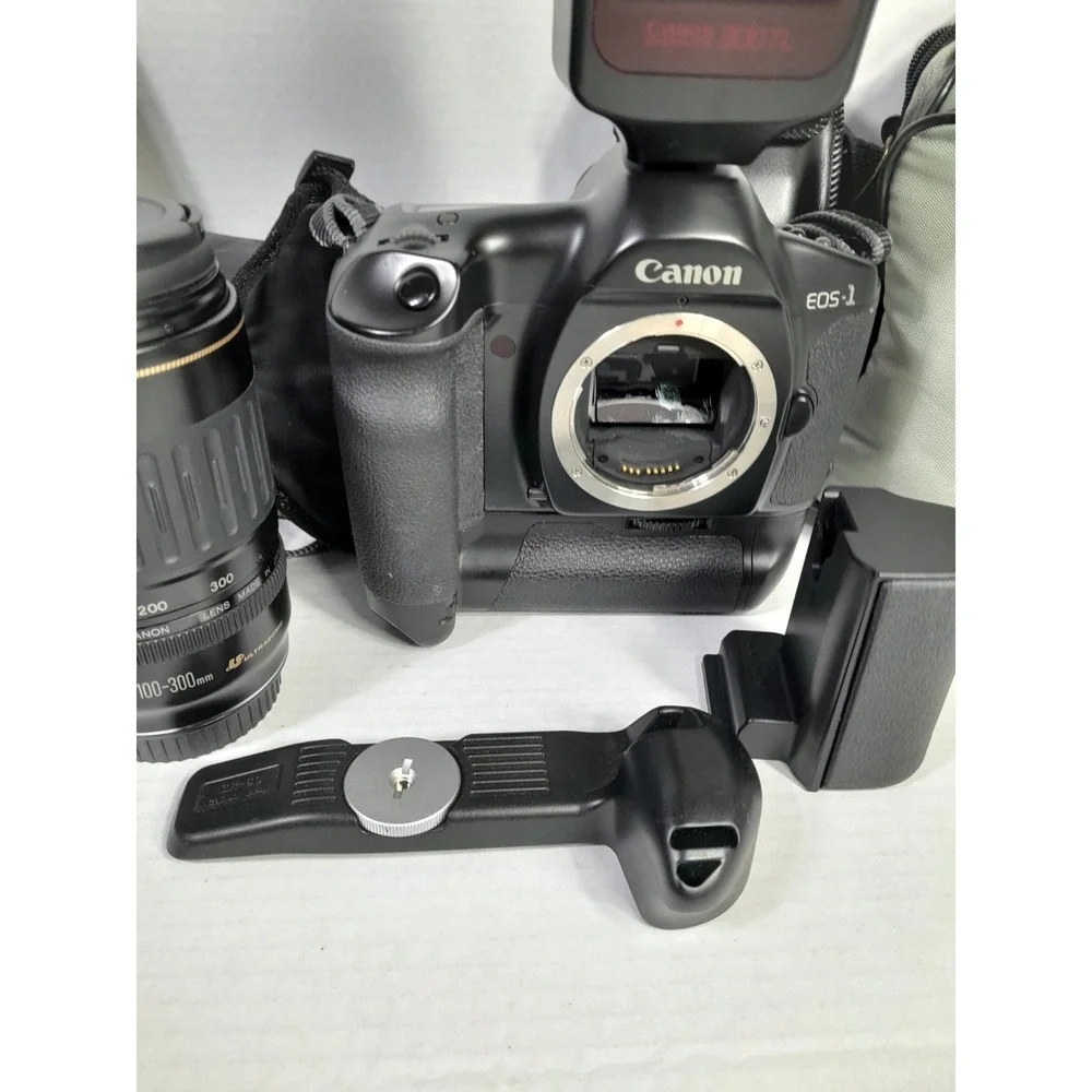 Vtg Canon EOS-1N RS 35mm SLR Film Camera W Accessories 2 Lens Grip Light Bag